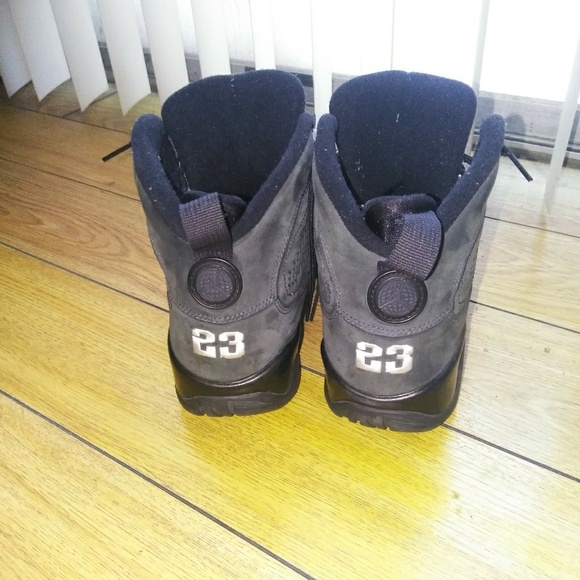 Jordan Wolf Grey 9s - Picture 3 of 4